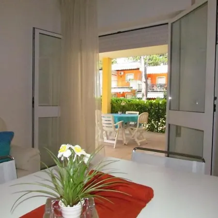 Homely Apartment With Private Garden 比比翁