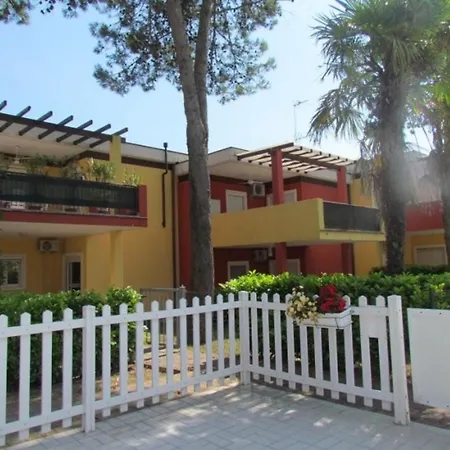 Homely Apartment With Private Garden 比比翁